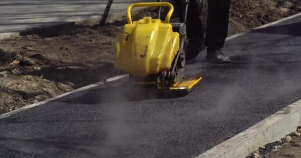 Asfalt funguje. asfaltová textura asfaltové cesty na asfaltu, pohled shora. — Stock video
