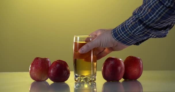 Manos de hombre tomando un vaso de jugo de manzana — Vídeos de Stock