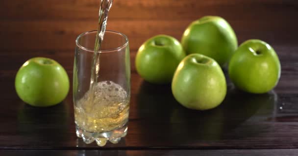 Mulher derramando suco de laranja de frasco de vidro em vidro. Feche o copo de suco de laranja fresco. Preparando café da manhã saudável a partir de ingrediente natural. Sumo de fruta caseiro na mesa. Bebida vitamínica orgânica — Vídeo de Stock