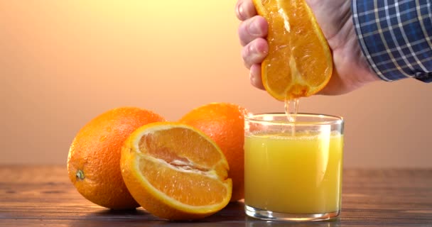 Mão espremendo suco de laranja fresco, conceito de comida saudável, câmera lenta — Vídeo de Stock