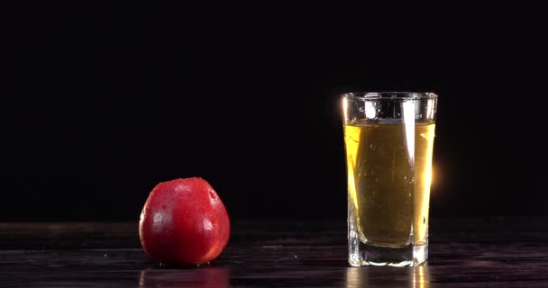 Una mano di uomo mette una cannuccia in un bicchiere di succo di mela fresco. salute. umore estivo — Video Stock