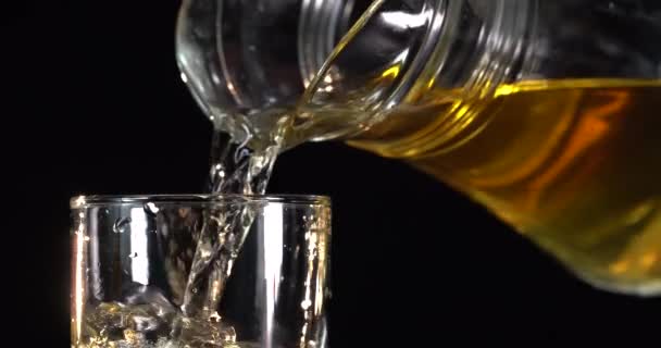Närbild. äppeljuice hälls i ett glas — Stockvideo