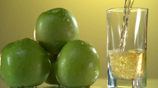 Jus de pomme frais est versé dans un verre au ralenti — Video