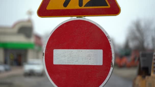 Baustellenschilder auf einer Straße. Baustellenschild auf einer Straße. Reparaturarbeiten an Verkehrsschildern und Umleitungspfeil. Reparaturarbeiten auf der Straße. Arbeiter verlegten neuen Asphalt. Stoppschild in New York City — Stockvideo