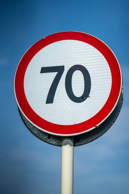 Yol işaretleri saatte 70 km hız limitini gösteriyor. Ham görüntüleri kapat