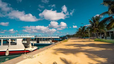 Phuket plajı, deniz kumu ve gökyüzü. Yaz günü deniz manzaralı bir yer. Plaj bölgesi. Karon Sahili, Phuket, Tayland.