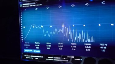 Kayıt stüdyosu, kurgu süreci ses kaydı bir mühendisin ekran görüntüsü. Modern teknoloji, bilgisayar ekranı iş uygulamaları ses ve ses düzeltmeleri. Grafik ses düzeyi