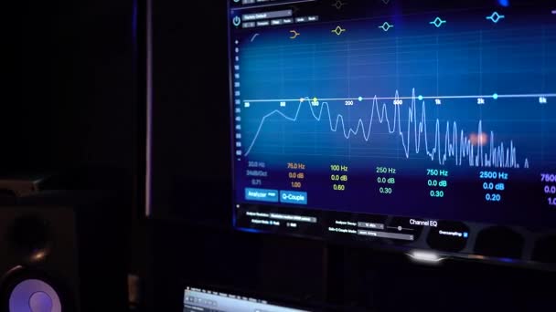 Estudio de grabación, proceso de grabación de canciones de edición de sonido monitor de pantalla de un ingeniero. Tecnología moderna, aplicaciones de trabajo de pantalla de computadora corrección de sonido y voz. Gráficos nivel de volumen — Vídeo de stock