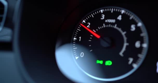 Autosnelheidsmeter bereikt hoogste snelheid, extreem snel rijden, acceleratieRacing auto snelheidsmeter close-up — Stockvideo