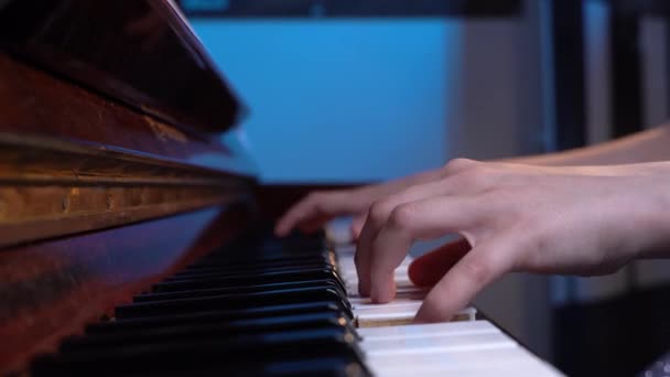 Vackert att spela piano i studion närbild allmän plan. Hammare och pianotangenter spelar tillsammans i ett stycke. — Stockvideo