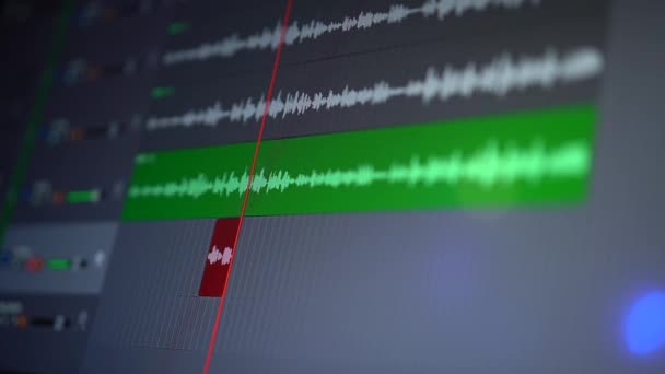 Estúdio de gravação, processo de edição de gravação sons músicas monitor tela de um engenheiro. Tecnologia moderna, aplicações de trabalho de tela de computador correção de som e voz. Gráficos nível de volume — Vídeo de Stock