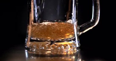 Bira açılı cama dökülüyor. IPA dinlemede. Su damlalı bir bardakta soğuk light bira. El yapımı bira dalgaları yaklaşıyor. Tazelik ve köpük. Bar geçmişi. Mikro bira fabrikası birası
