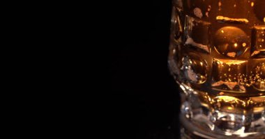 Buzlu bira ve köpüklü cam. Barda taze demlenmiş alkol..