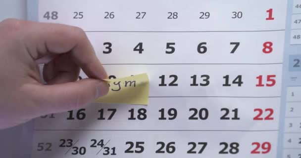 Kalender zum Anfassen. Mans Hand nimmt ein Gigs weg und steckt ein anderes ein — Stockvideo