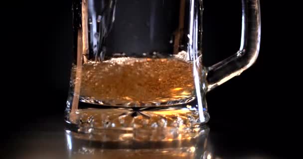 Μπύρα χύνεται σε γωνιακό γυαλί. IPA στη βρύση. Κρύα μπύρα σε ποτήρι με σταγόνες νερού. Μπύρα Craft σχηματίζοντας κύματα κοντά. Φρεσκάδα και αφρό. Στο μπαρ. Μπύρα για μικροζυθοποιία — Αρχείο Βίντεο