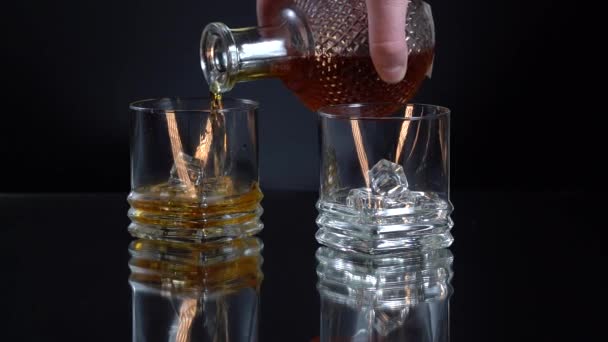 Macro-prise de mouvement super lent de verser du whisky dans du verre avec des glaçons — Video
