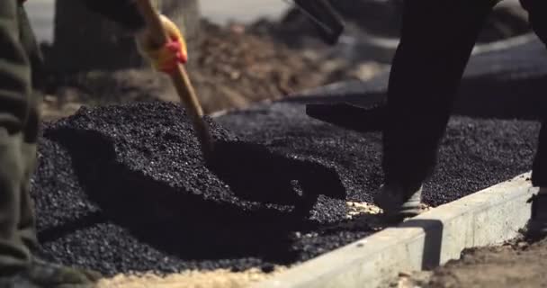 Nivellement des travailleurs asphalte frais sur un chantier de construction de routes, bâtiments industriels et travail d'équipe. Gros plan — Video