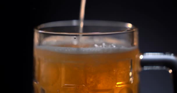 Licht bier dat in glas giet. Met belletjes en schuim. Alcohol. — Stockvideo