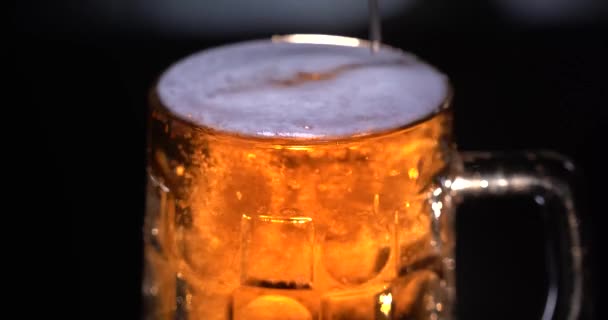 Alkohol. Světlé pivo nalité ve skle. S bublinkami a pěnou. Cold Craft light Pivo ve sklenici s kapkami vody. — Stock video