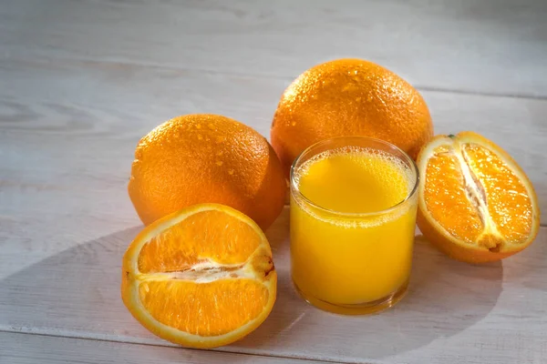 Portakal suyu beyaz masada.