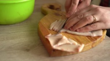 Kız çiğ et kesiyor. Yemek pişirme konsepti. Lezzetli yemek hazırlığı. Şef bu nefis et parçasını lezzetli bir yemek için keser ve hazırlar..