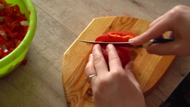 Ragazza taglia fresco Peperoncino rosso tritato. Vista dall'alto. Tagliere in legno — Video Stock