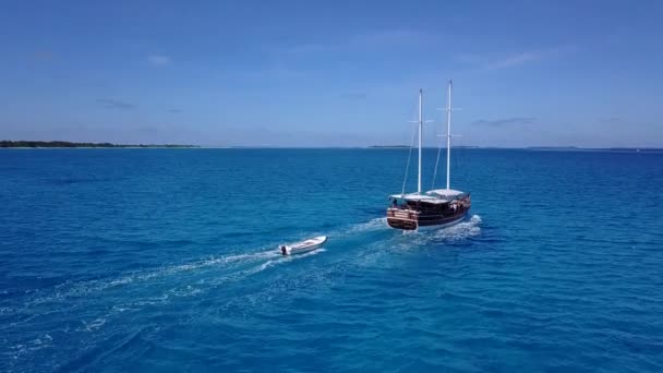 Loď poblíž Malediv, paralaxní střela z bezpilotního letounu. Indický oceán. Ráj. Modrá čistá voda. Ostrov vodorovně. Slunečný letní den — Stock video