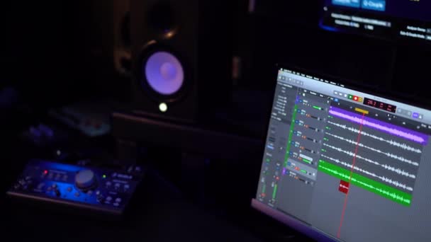 Felvétel stúdió, folyamat rögzítése hangok dalok monitor képernyőn egy mérnök. Modern technológia, számítógép képernyő munka alkalmazások korrekció hang és hang. Térfogatszint — Stock videók