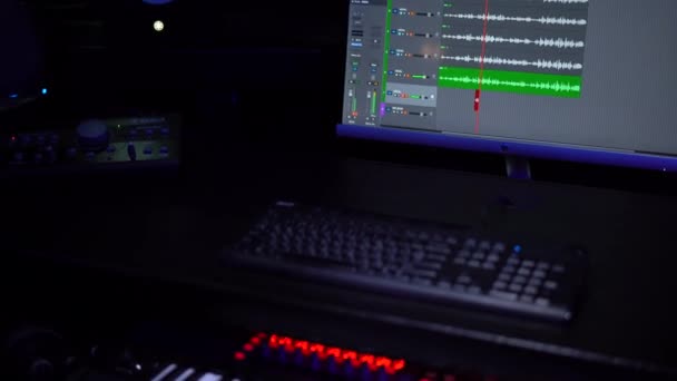 Студія звукозапису, процес запису редагування звуків пісень монітора екрану інженера. Сучасні технології, комп'ютерний екран працюють програми корекції звуку і голосу. Рівень гучності діаграм — стокове відео