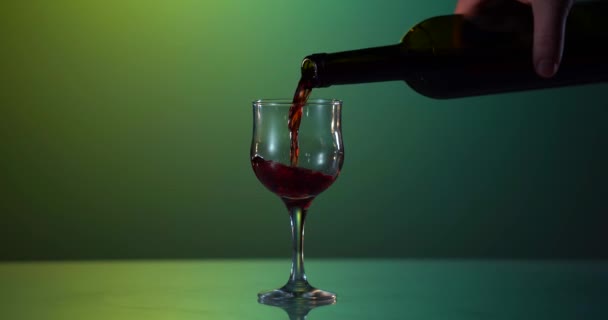 Μανς χέρι ρίχνει το κρασί από το μπουκάλι στο ποτήρι. Ωραία διάθεση. Χαλάρωσε. — Αρχείο Βίντεο