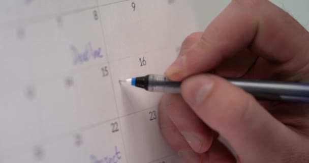 男的手在日历上写了一天的文字 — 图库视频影像