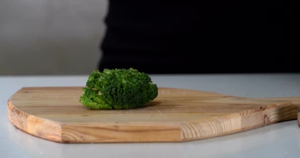 En hand vidrör blomkål grönsak, närbild blomkål, saftig grön broccoli svävar i luften i super slow motion. Makroavlyssning. Mat Porr video. — Stockvideo