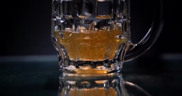 Gieten van de beer in het glas met panaram schieten — Stockvideo