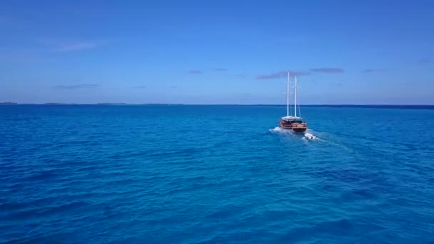 Fiskebåt på paradisets plats. Blå lagun nära öar. Drönare skjuten över Atlanten. mellan Bahamas och Miami. Solig sommardag. Körsbär — Stockvideo