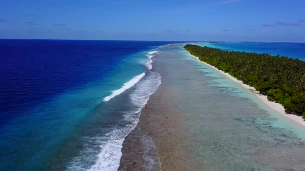 Denizde ıssız bir ada. Manzaralı Hava Aracı Maldivler, Tropikal Ada, Palmiye ağaçları, Cennet ve sakin sahne üzerinde uçuyor. Yaşam tarzı. Cennet Hint Okyanusu. Dünyanın harikası — Stok video