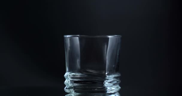 Super panáka nalévání whisky do prázdného skla — Stock video