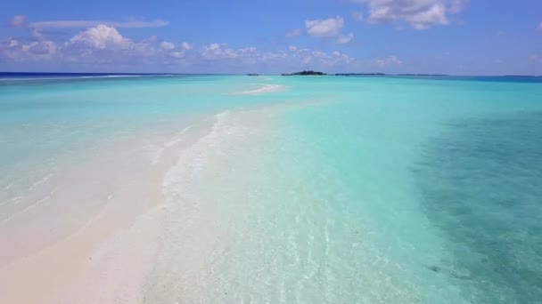 モルディブ。海のパラダイス島。島は両側から洗い流される。海の青い波の空中トップビューは、ビーチで休憩。海の波と美しい砂のビーチの空中ビュードローンショット。鳥目図 — ストック動画