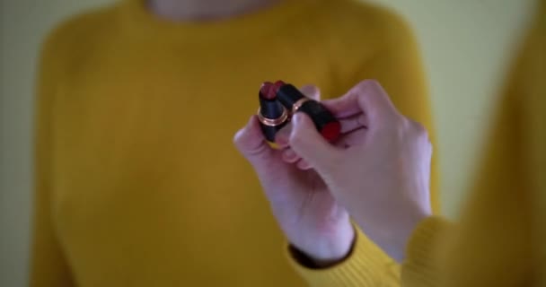 Närbild av kvinnan rita hjärta symbol med rosa läppstift på vitt. Vacker turist kvinna rita hjärta form rött läppstift på röd telefon monter njuter av europeiska sommarsemester resa — Stockvideo