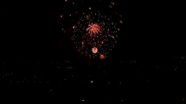 Fireworks Explosion on sky from drone black Motion Background loop Sky on Fireworks Explosion (dalam bahasa Inggris). Festival Show, Pernikahan, Confetti, Happy Birthday, Natal, Diwali, Natal, Perayaan — Stok Video