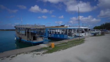 Pasifik Okyanusu 'nda bir limana yanaşmış yat teknesi. Palmiye ağaçları olan bir yat kulübü. Tatil için tropik bir yer. Cennet. Sürat tekneleri, yat ve gemi. Güzel yer.