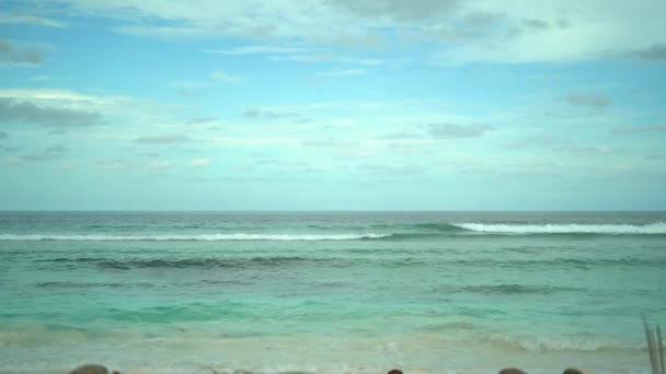 Praia tropical, ondas a lavar em terra, mar azul-turquesa, vista para a praia de areia branca. Havaí. Dia ensolarado. Tempo calmo. Ilha. — Vídeo de Stock