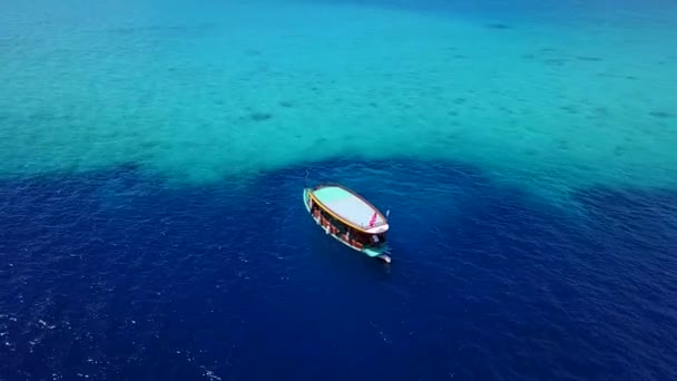 Wyspa na Malediwach - łódź pływająca nad krystalicznie czystą wodą morską z rafą koralową na dnie. Ocean Indyjski. Raj na wakacje. Piękne miejsce turystyczne - Aerial Drone Shot — Wideo stockowe