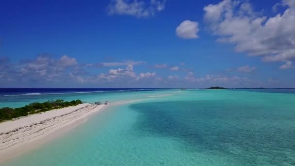 Stranden Maldiverna. Solig tropisk strand. Varm eftermiddag på en tom strand. Kristallklart blått vatten i havet. Världens bästa stränder. DParadise plats för avkoppling. Flygskott med drönare — Stockvideo