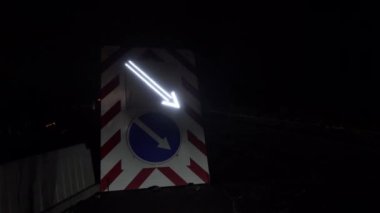 Gece yol tabelası. Yol çalışması. Başka bir yol