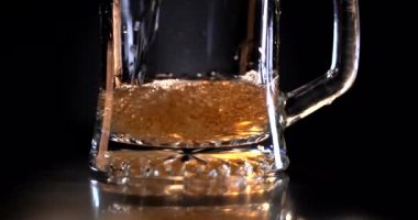 Soğuk birayı bardağa döküyorum. Barmen bara bira dolduruyor. Bira fıçısından bira köpüğü döken usta bir bira üreticisinin eli. Sert, hafif, filtresiz bira, içmeye hazır. Alkol.