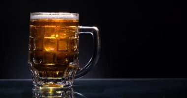 Bardakta bira var. Panorama video görüntüleri