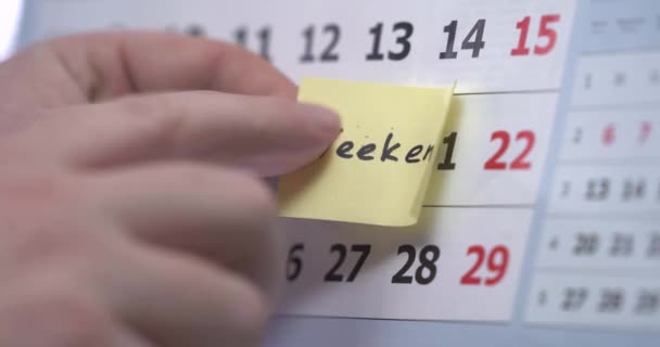 Mans recoger a mano el fin de semana Calendario Mark — Vídeos de Stock