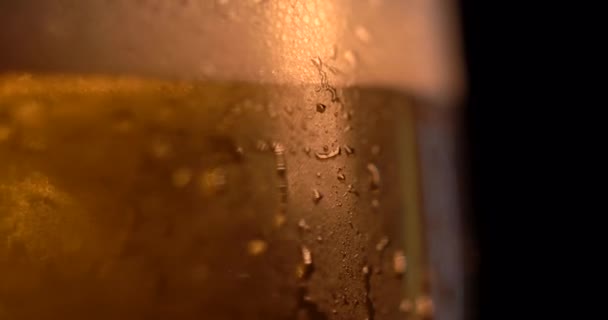 Cerveja Light Cold em um copo com gotas de água. Cerveja artesanal de perto. Rotação 360 graus. Vídeo 4K UHD 3840x2160. Fechar — Vídeo de Stock