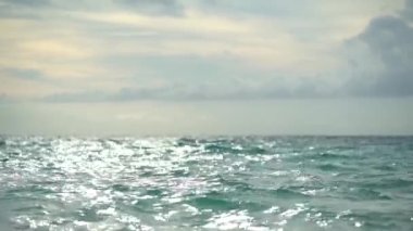 Deniz ya da okyanus, dalgaların yakın görüntüsü. Mavi dalgalar deniz suyu. Mavi kristal berrak su. Deniz dalgası alçak açı görüntüsü. Gün batımı zamanı.