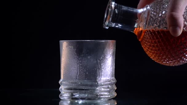 Whisky se nalije do skla ve zpomaleném filmu. — Stock video